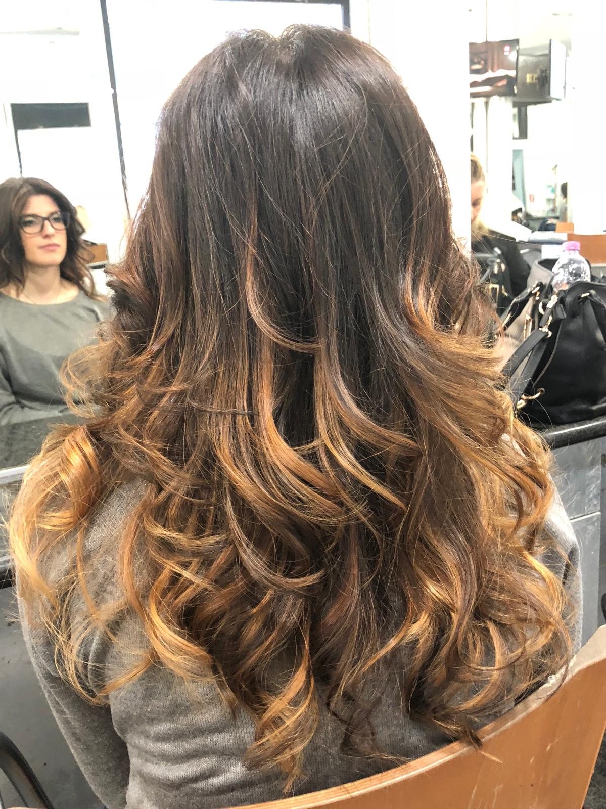 Colore caramello davanti allo specchio